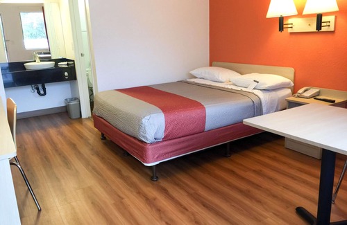 Roseville Hotel | Motel 6 Roseville, MN - Minneapolis North