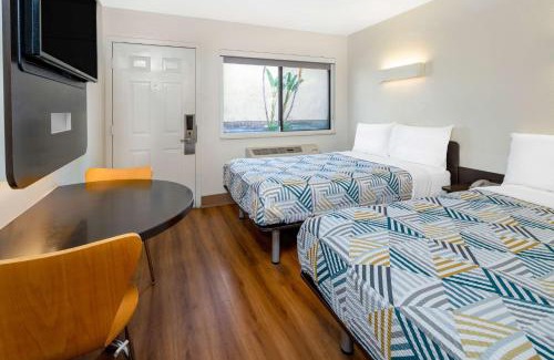 North State Hotel | Motel 6-Santa Barbara, CA - State Street