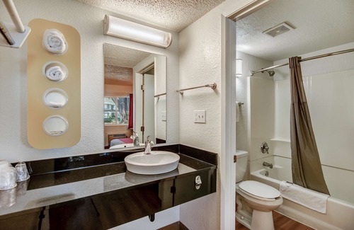 Stockton Hotel | Motel 6 Stockton, CA - North