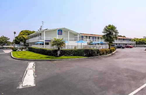 Snail Hotel | Motel 6-Sunnyvale, CA - South