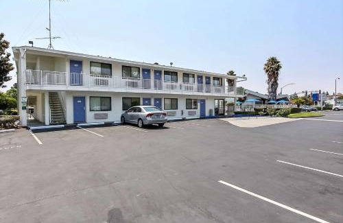 Snail Hotel | Motel 6-Sunnyvale, CA - South