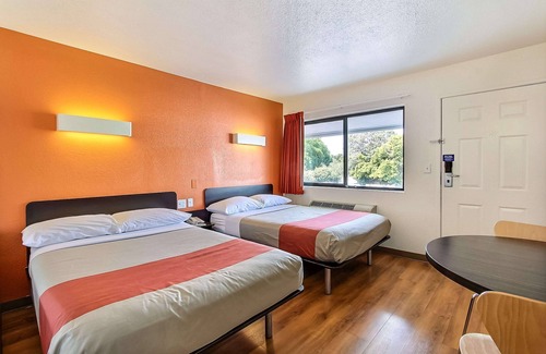 Snail Hotel | Motel 6 Sunnyvale, CA - South