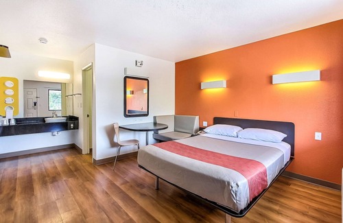 Snail Hotel | Motel 6 Sunnyvale, CA - South