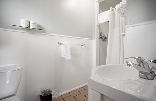 Wellsboro Hotel | Motel King Suite | Ground Floor | 2 mi to Canyon
