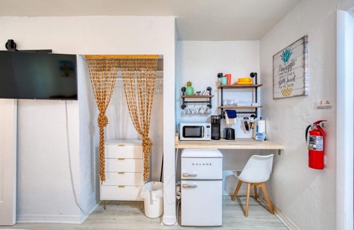 Bridgeport Heights Apartamento | Motel unit 8 · Lovely one bedroom with parking on premise.