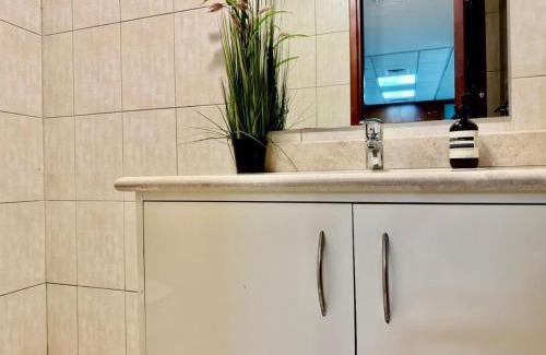 Motor City Apartamento | Motor City Norton Court Parking Pool