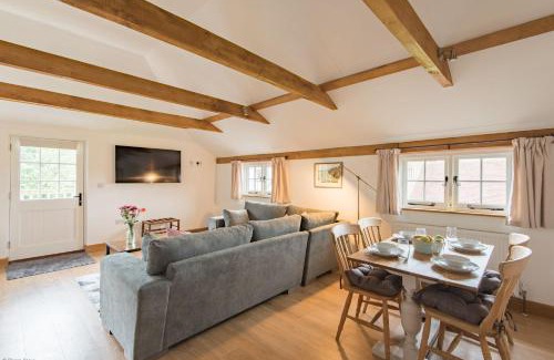 Ewhurst Green Casa | Motor House Loft by Bloom Stays
