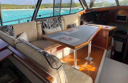 George Town Alquiler De Eote | Motor yacht + Dinghy to explore
