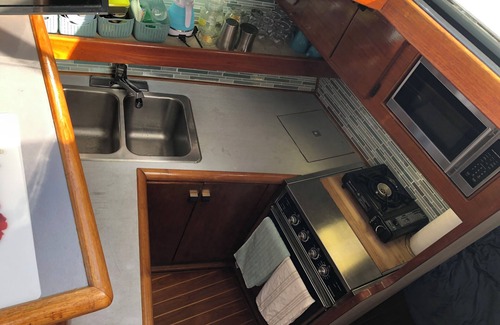 George Town Alquiler De Eote | Motor yacht + Dinghy to explore