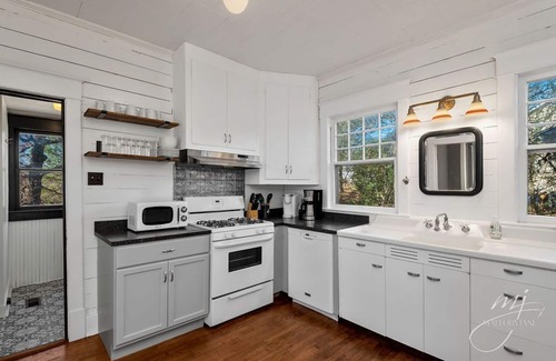 Harrison Casa | Motorcycling adventures+Hot tub+Entertaning outdoor deck+Grill+Kid friendly