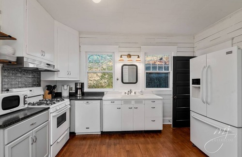 Harrison Casa | Motorcycling adventures+Hot tub+Entertaning outdoor deck+Grill+Kid friendly