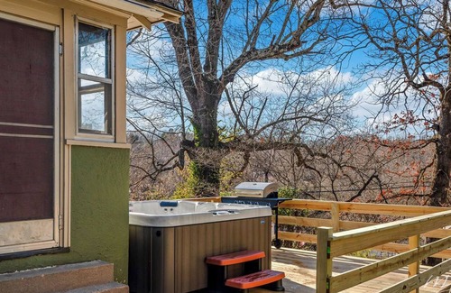 Harrison Casa | Motorcycling adventures+Hot tub+Entertaning outdoor deck+Grill+Kid friendly