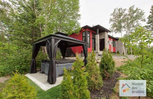 Petite-Riviere-Saint-Francois Casa | Mountain Spa & Pool table - Maison des Erables