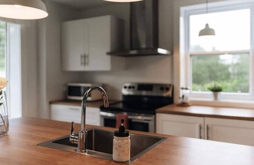 Saint-Leonard-de-Portneuf Casa | Scenic Mountain Views with Hot tub and Trails