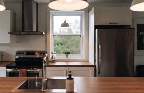 Saint-Leonard-de-Portneuf Casa | Scenic Mountain Views with Hot tub and Trails