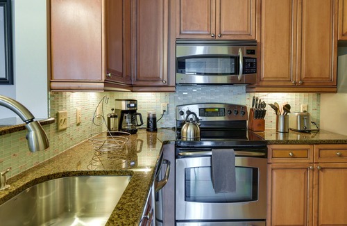 Seaside Farms Condominio | Mount Pleasant Condo w/ Pool & Bikes: Near Beach!