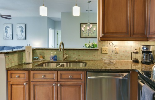 Seaside Farms Condominio | Mount Pleasant Condo w/ Pool & Bikes: Near Beach!