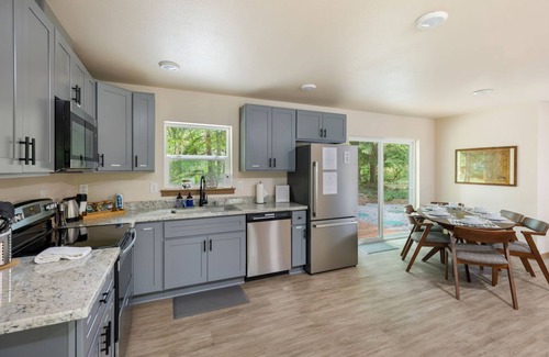 Paradise Estates Cabina | Mount Rainier 3 Bedroom Modern Cabin with Hot Tub