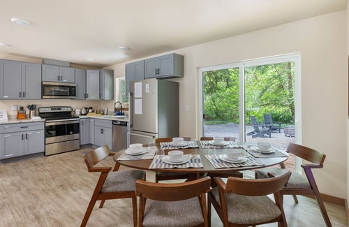 Paradise Estates Cabina | Mount Rainier 3 Bedroom Modern Cabin with Hot Tub