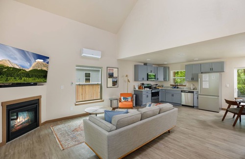 Paradise Estates Cabina | Mount Rainier 3 Bedroom Modern Cabin with Hot Tub