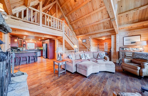 Wilmington Cabina | Mount Snow Cabin with Private Hot Tub by RedAwning
