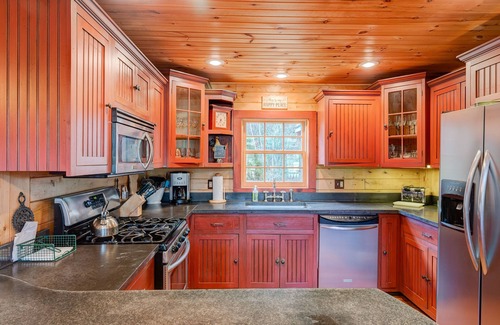 Wilmington Cabina | Mount Snow Cabin with Private Hot Tub by RedAwning