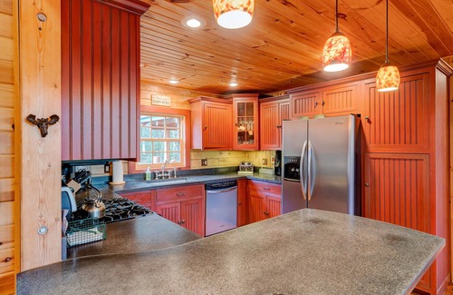 Wilmington Cabina | Mount Snow Cabin with Private Hot Tub by RedAwning