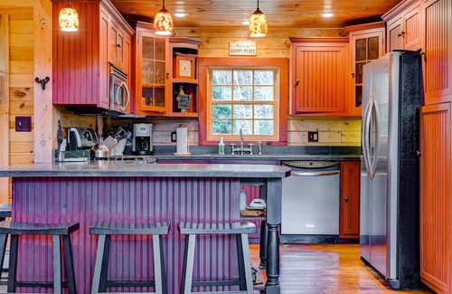 Wilmington Cabina | Mount Snow Cabin with Private Hot Tub by RedAwning