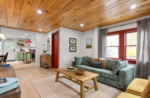 Lincoln Casa | Mount Washington Luxury Relaxation Getaway at the PemiCabins!