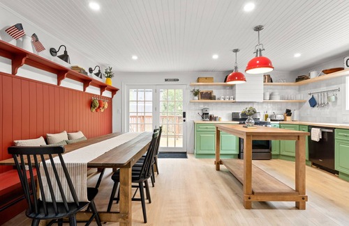 Lincoln Casa | Mount Washington Luxury Relaxation Getaway at the PemiCabins!