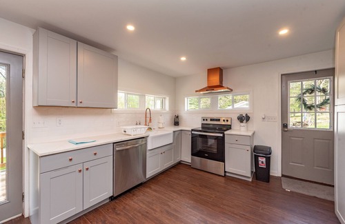 Swanton Casa | New! Ballers' Bungalow: Lake Area, Hot Tub, Fire Pit!