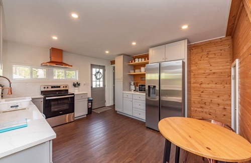 Swanton Casa | New! Ballers' Bungalow: Lake Area, Hot Tub, Fire Pit!