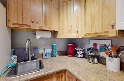 Eagle Apartamento | Mountain apartment close to adventure, with shared fire pit, gym, and BBQ