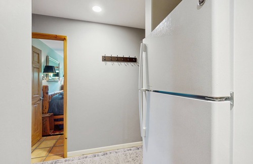 Eagle Apartamento | Mountain apartment close to adventure, with shared fire pit, gym, and BBQ