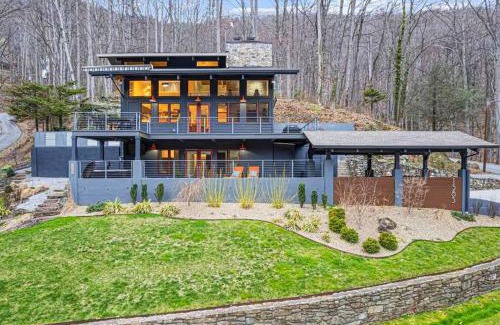 Waynesville Casa | Mountain Bliss: 4BR ,Hot Tub, Views, Games!