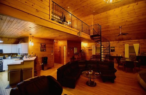 Pittsfield Casa | Mountain Bliss: Spacious Retreat Near Killington, 5 Br, 3 Ba Hot tub Sleeps 15