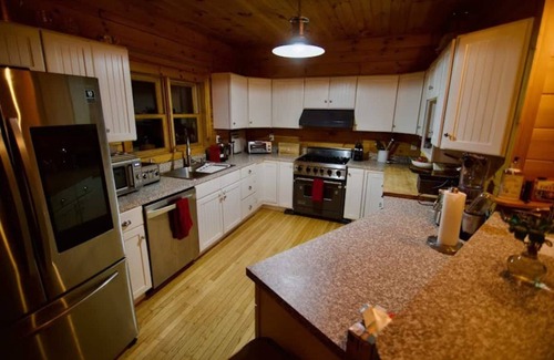 Pittsfield Casa | Mountain Bliss: Spacious Retreat Near Killington, 5 Br, 3 Ba Hot tub Sleeps 15