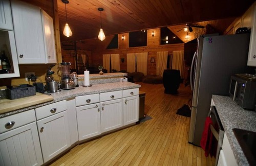 Pittsfield Casa | Mountain Bliss: Spacious Retreat Near Killington, 5 Br, 3 Ba Hot tub Sleeps 15