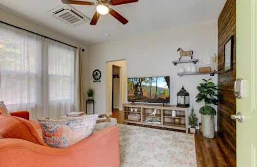 Hot Springs Casa | Mountain Bungalow-Walk to Downtown/Biker's Dream!