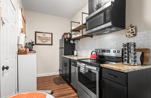 Hot Springs Casa | Mountain Bungalow-Walk to Downtown/Biker's Dream!