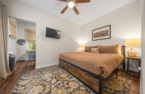 Hot Springs Casa | Mountain Bungalow-Walk to Downtown/Biker's Dream!