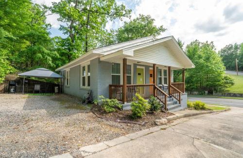 Hot Springs Casa | Mountain Bungalow-Walk to Downtown/Biker's Dream!