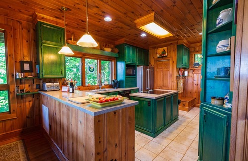 Ferguson Cabina | Mountain Home con 180 vistas, bañera de hidromasaje, mesa de billar / ping pong, cerca de Boone