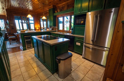 Ferguson Cabina | Mountain Home con 180 vistas, bañera de hidromasaje, mesa de billar / ping pong, cerca de Boone
