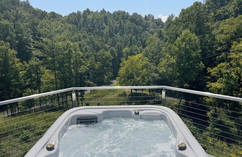 Bakersville Cabina | Mountain Cabin, Hot tub, Pet friendly, campfire, views, Ocean Blue