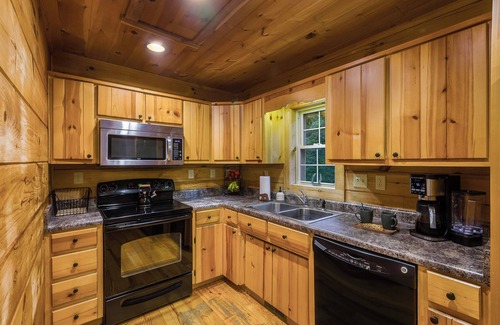 Wardensville Cabina | Mountain Cabin - Hot Tub, Creek, Hiking & Fire Pit