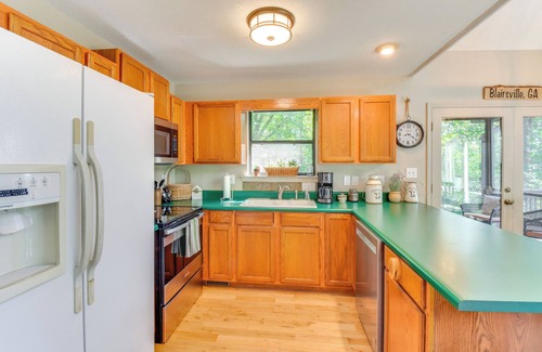 Blairsville Cabina | Mountain Cabin w/ Covered Decks & Fire Pit!