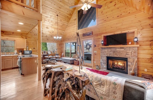 Sylva Cabina | Mountain cabin with private hot tub, covered deck & incredible view
