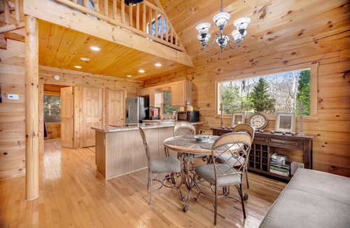 Sylva Cabina | Mountain cabin with private hot tub, covered deck & incredible view