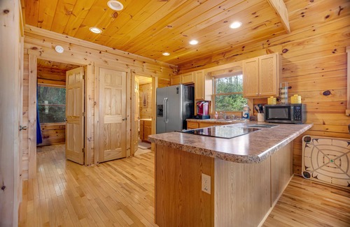 Sylva Cabina | Mountain cabin with private hot tub, covered deck & incredible view